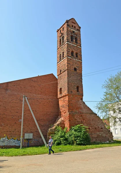 NEMAN, RUSSIA - JULY 28, 2019:  Clock tower of the medal Ragnit lock in the summer. Kaliningrad region — Stock Photo, Image