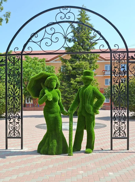 REGIÓN DE KALINININGRAD, RUSIA - 28 DE JULIO DE 2019: Grupo escultórico decorativo "La dama y el caballero a pie". Ciudad pionera — Foto de Stock