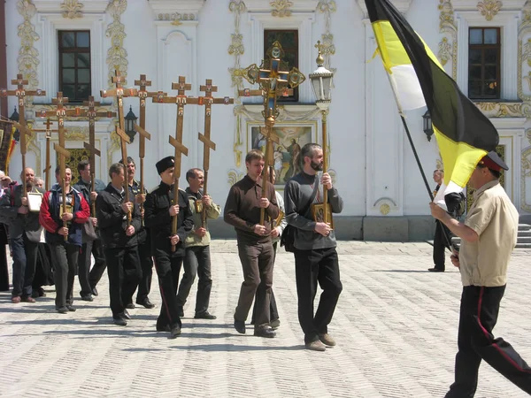 KIEV, UKRAINE - JUNE 06, 2009: A religious procession in Kiev Pechersk Lavra — Stock Photo, Image