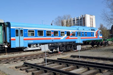 Kaliningrad, Rusya - 14 Nisan 2019: Dizel tren No. 3223 -1 Kaliningrad Demiryolu Tarih Müzesi sergisi