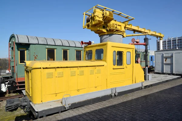 KALININGRAD, RÚSSIA - 14 de abril de 2019: Drezina guindaste de carga DGKu-2630. Museu de História da Ferrovia de Kaliningrado — Fotografia de Stock