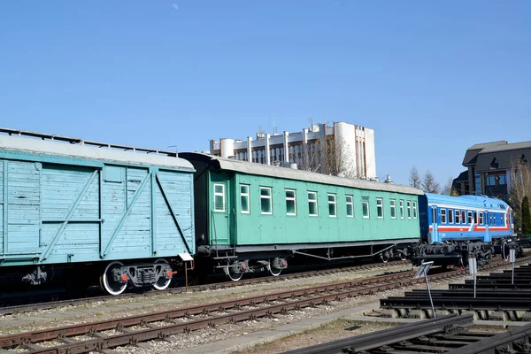 Kaliningrad, Rusya - 14 Nisan 2019: 1950'lerin binek otomobilinden dönüştürülmüş bir araba yemek odası. Kaliningrad Demiryolu Tarih Müzesi — Stok fotoğraf