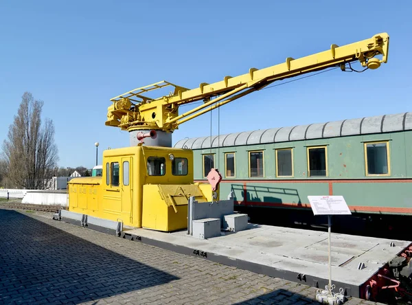 Kaliningrad, Rusya - 14 Nisan 2019: Demiryolu dresine kargo vinç Dgku-2630. Kaliningrad Demiryolu Tarih Müzesi — Stok fotoğraf