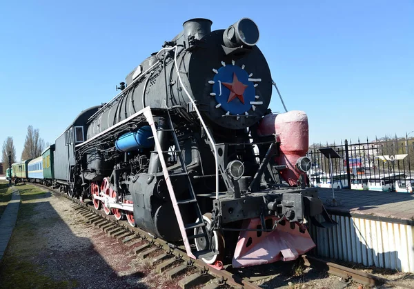 Kaliningrad, Rusya - 14 Nisan 2019: Buharlı lokomotif serisi L 0282 (1948). Kaliningrad Demiryolu Tarih Müzesi