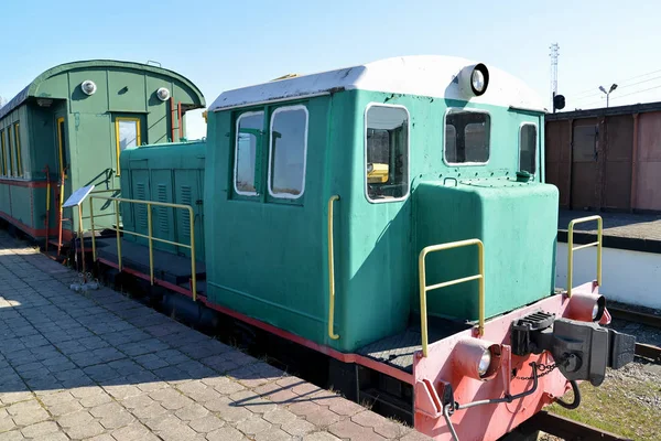KALINININGRAD, RUSIA - 14 DE ABRIL DE 2019: Locomotora diesel 2 No. 5998 en la exposición del Museo de Historia del Ferrocarril de Kaliningrado —  Fotos de Stock