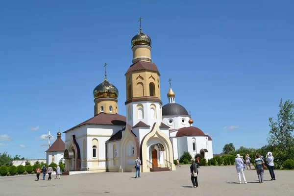 Περιφέρεια Καλίνινγκραντ, Ρωσία-22 Ιουνίου, 2019: θέα του ναού προς τιμήν του Προαργότου Σπυρίδωνα του Τριμυθούντος. Ιερά Μονή Ελισάβετ — Φωτογραφία Αρχείου