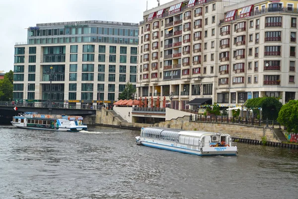 Berlin, Almanya - 12 Ağustos 1917: Yürüyen gemiler Spree nehri boyunca yüzerler.