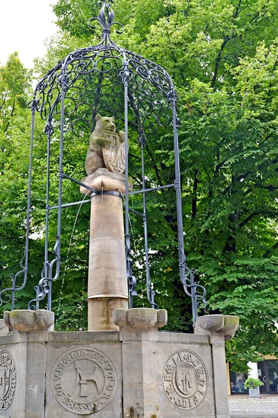 Berlin, Niemcy-12 sierpnia 1917: fontanna z figurą niedźwiedzia i herbu — Zdjęcie stockowe