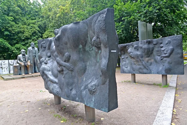 BERLIM, ALEMANHA - 12 DE AGOSTO DE 1917: Conjunto escultural "Fórum de Marx e Engels " — Fotografia de Stock
