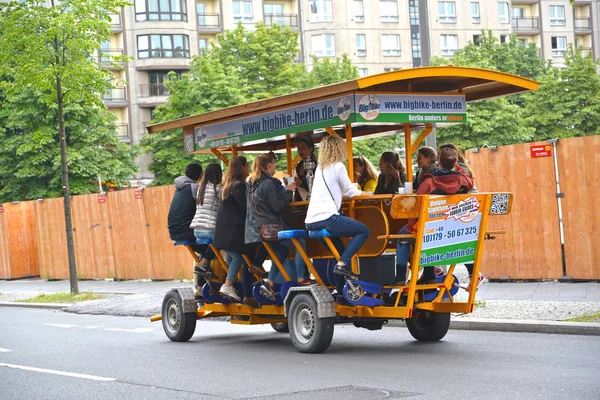 Berlin, Almanya - 12 Ağustos 1917: Bir bira bisikleti bar ziyaretçileri sokakta sürücü