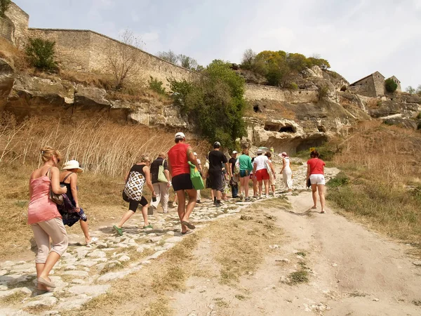 BAKHCHISARAI, CRIMEA - 08 DE SEPTIEMBRE DE 2011: Los turistas van a la antigua ciudad fortificada de Chufut-Calais — Foto de Stock