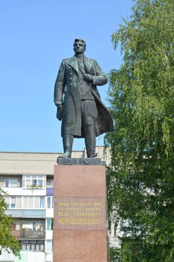 Chernyakhovsk, Rusya - 16 Ağustos 2019: General I.D. Chernyakhovsky'nin gökyüzüne karşı anıtı. Rusça metin - Ordu General Chernyakhovsky için