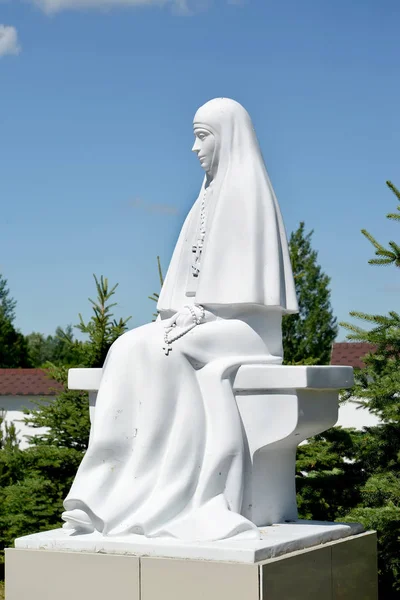 REGIÓN DE KALINININGRAD, RUSIA - 22 DE JUNIO DE 2019: Estatua de Santa Elisaveta, vista lateral. St. Elisavetinsk Monasterio Femenino —  Fotos de Stock
