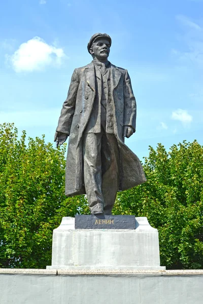 CHERNYAKHOVSK, RUSIA - 16 de agosto de 2019: Monumento a V.I. Lenin en un día de verano —  Fotos de Stock