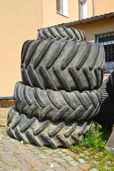 Neumáticos viejos apilados cerca del edificio —  Fotos de Stock