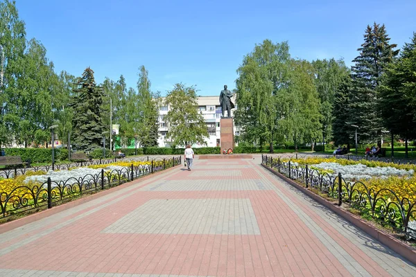 CHERNYAKHOVSK, RUSSIA - AUGUST 16, 2019: View of Chernyakhovsky Square on a summer day — Stock Photo, Image