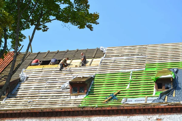 REGIÃO DE KALININGRAD, RÚSSIA - 16 DE AGOSTO DE 2019: Revisão do telhado de um antigo edifício residencial construído na Alemanha — Fotografia de Stock
