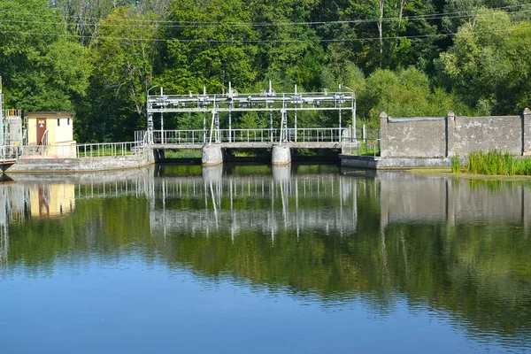 La diga della centrale idroelettrica di Ozerskaya sul fiume Angrap. Ozersk, regione di Kaliningrad — Foto Stock