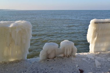 Zelenohrad'daki rıhtımda buzlu yoğuşma ve çit. Kaliningrad bölgesi
