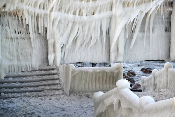 Potente glassa di recinzioni sul lungomare in inverno rigido. Zelenohradsk, regione di Kaliningrad — Foto Stock