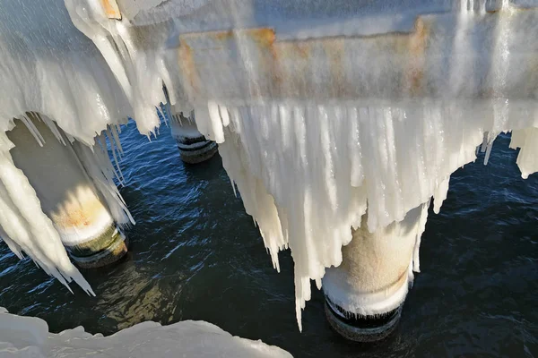 Soportes cubiertos de hielo del paseo marítimo. Zelenohrad, región de Kaliningrado — Foto de Stock