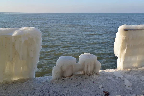 Ginocchio ghiacciato e recinzione sul molo di Zelenohrad. Regione di Kaliningrad — Foto Stock