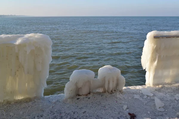 Iced knecht en hek op de kade in Zelenohrad. Regio Kaliningrad — Stockfoto