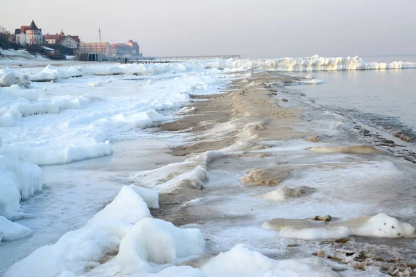 La spiaggia della città è innevata in inverno. Zelenohrad, regione di Kaliningrad — Foto Stock