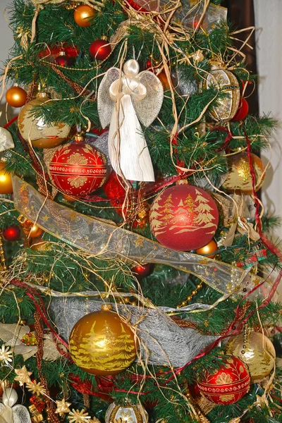 Bolas de árvore e anjo branco na árvore de Ano Novo — Fotografia de Stock