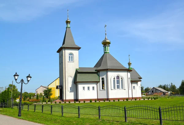 Εκκλησία προς τιμήν των Αγίων πρίγκηπες Πέτρου και Φεβόνια. Village Liberty, περιοχή Καλίνινγκραντ — Φωτογραφία Αρχείου