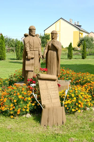 REGIÓN DE KALINININGRAD, RUSIA - 24 DE AGOSTO DE 2019: Esculturas de los Santos Príncipes Pedro y Fevronia —  Fotos de Stock