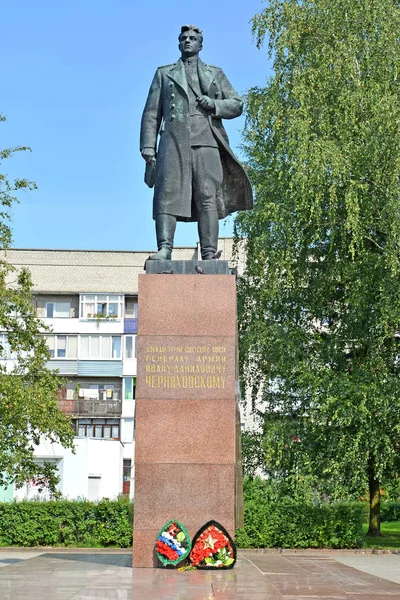 CHERNYAKHOVSK, RÚSSIA - 16 de agosto de 2019: Escultura do General do Exército I.D. Chernyakhovsky. Texto russo - ao general de exército Chernyakhovsky — Fotografia de Stock