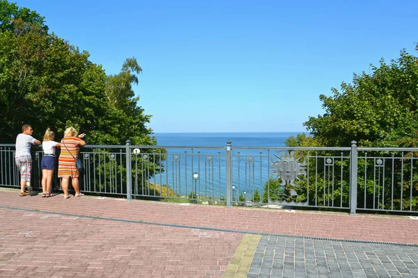 SVETLOGORSK, RUSIA - 27 de agosto de 2019: A la familia le encanta ver el Mar Báltico en un día de verano. Región de Kaliningrado —  Fotos de Stock
