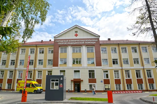 KALININGRAD, RUSSIE - 05 SEPTEMBRE 2019 : Construction d'un hôpital municipal de services médicaux d'urgence. Le texte russe - hôpital du service médical d'urgence — Photo