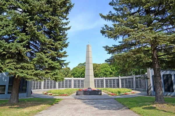 Chernyakhovsk, Ryssland-augusti 16, 2019: en beskåda av ett minnesmärke komplex på en samlasgrav av de sovjetiska soldaterna. Kaliningrads region — Stockfoto