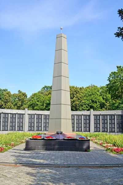 CHERNYAKHOVSK, RUSIA - 16 de agosto de 2019: Un obelisco sobre una fosa común de los soldados soviéticos. Región de Kaliningrado — Foto de Stock