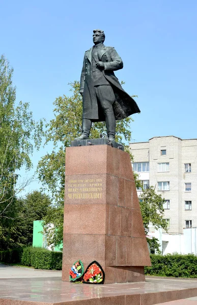 CHERNYAKHOVSK, RUSSIA - 16 AGOSTO 2019: Un monumento all'identificazione generale Chernyakhovsky in giorno estivo. Regione di Kaliningrad — Foto Stock