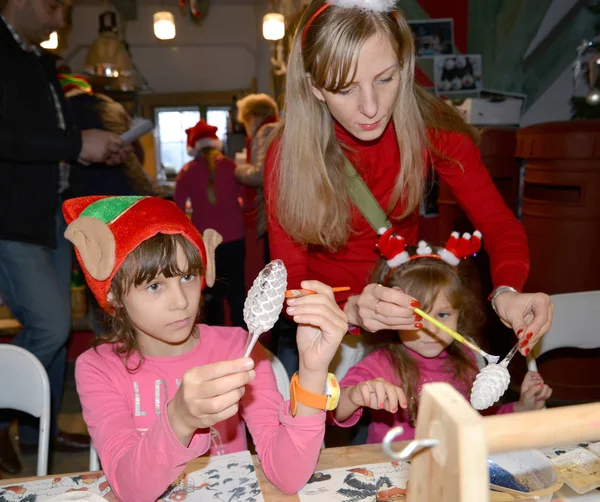 Дети с учителем рисуют рождественские игрушки. Детский мастер-класс в мастерской — стоковое фото