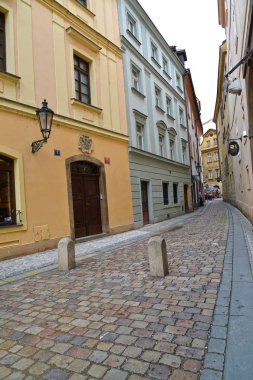Prag, Çek Cumhuriyeti - 28 Mayıs 2014: Yığılmış bir kaldırımdan Eski şehrin dar caddesi