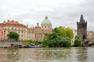 Prag, Çek Cumhuriyeti - 28 Mayıs 2014: Vltav nehri kıyısında Köprü kulesi ile bir şehir manzarası