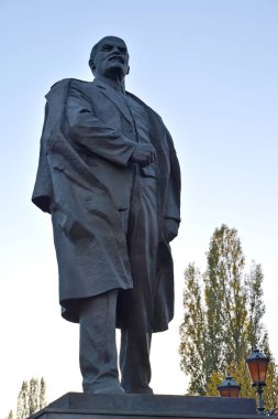 Kaliningrad, Rusya - 07 Kasım 2017: V.I. Lenin'in gökyüzünün arka planına, alttaki görünüme karşı bir anıt