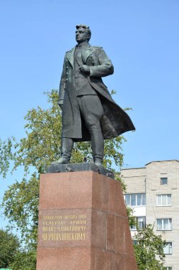 Chernyakhovsk, Rusya - 16 Ağustos 2019: Genel I.D. Chernyakhovsky'nin gökyüzünün arka planına karşı heykeli. Kaliningrad bölgesi
