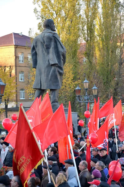 Kaliningrad, russland - 07. November 2017: ein Treffen des cprf, das dem 100. Jahrestag der großen sozialistischen Oktoberrevolution über ein Denkmal für v.i. gewidmet ist. Lenin — Stockfoto