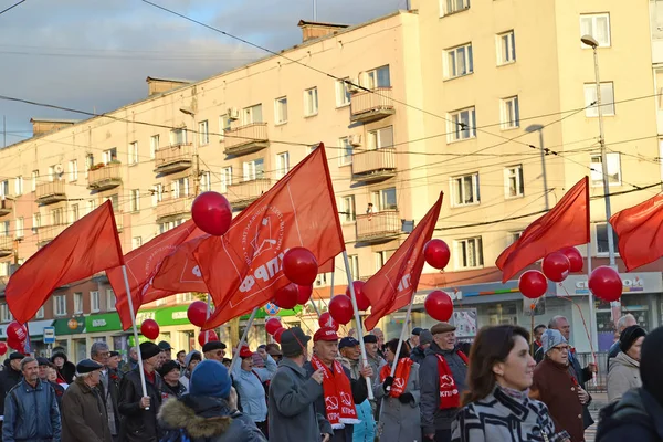 Kaliningrad, Ryssland-november 07, 2017: demonstration som markerar 100-årsdagen av den stora oktober socialistiska revolutionen — Stockfoto