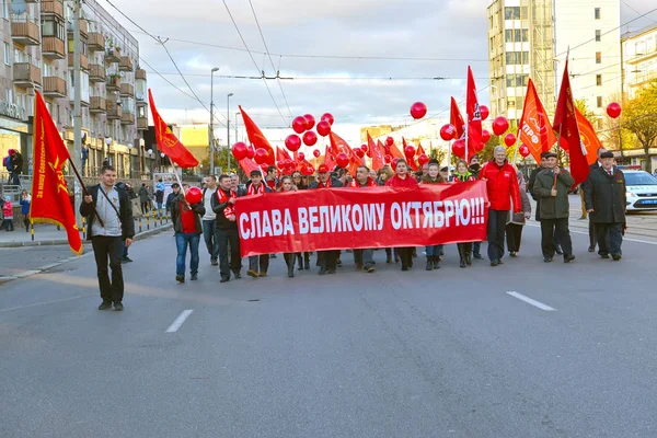 KALININGRAD, RUSSIE - 07 NOVEMBRE 2017 : Les gens portent une pancarte indiquant "Gloire au Grand Octobre !" à la tête d'une marche commémorant le 100e anniversaire de la grande révolution socialiste d'octobre — Photo