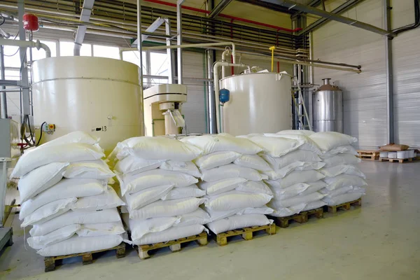 Οι σακούλες ζάχαρης αποθηκεύονται στο κατάστημα παραγωγής του εργοστασίου σοκολάτας — Φωτογραφία Αρχείου