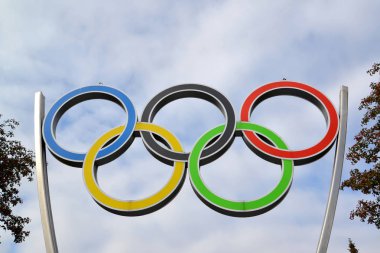 Kaliningrad, Rusya - Ekim 06, 2019: Gökyüzünün ortasında Olimpiyat halkaları
