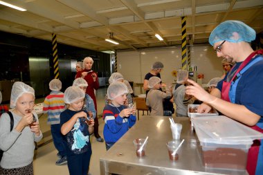 Kaliningrad, Rusya-27 Eylül 2019: Usta fabrikada çocuklara çikolata ikram ediyor. Belgostar çikolata fabrikasına çocuk gezisi.