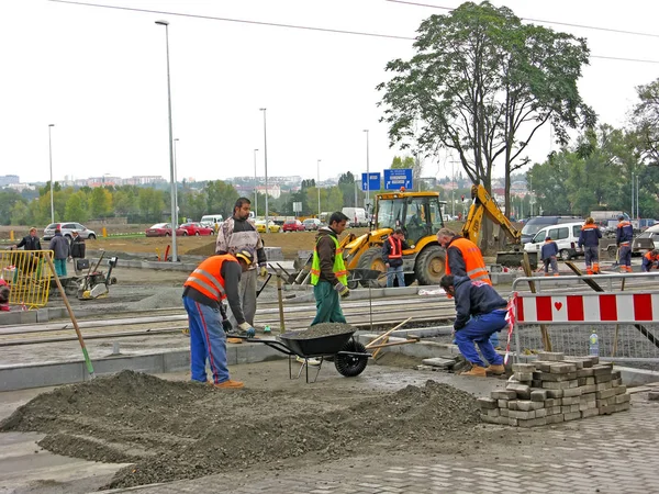 PRAGUE, REPÚBLICA CHECA - FEVEREIRO 06, 2007: Gastarbeiters em construção de estradas — Fotografia de Stock