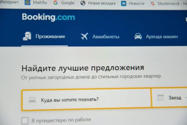 Rusya - 28 Haziran 2019: Konut rezervasyon sitesinin Rusça Booking.com 'un bir parçası monitör ekranında görülüyor. Rusça metin - konaklama rezervasyonu